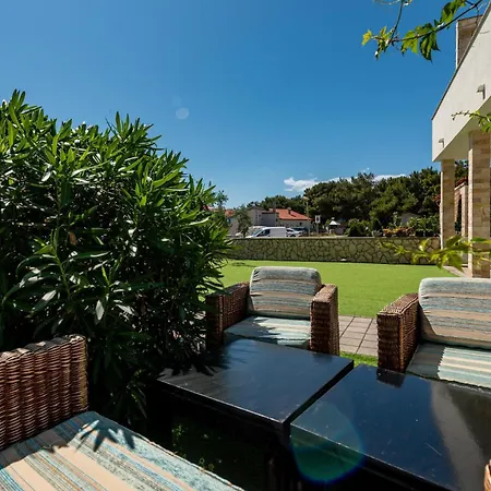 2 Bedroom Front In *