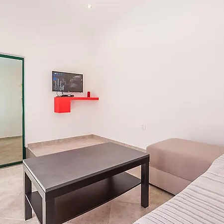 2 Bedroom Front In * Povljana