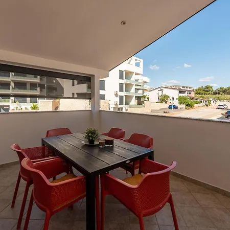 2 Bedroom Front In Apartament Povljana